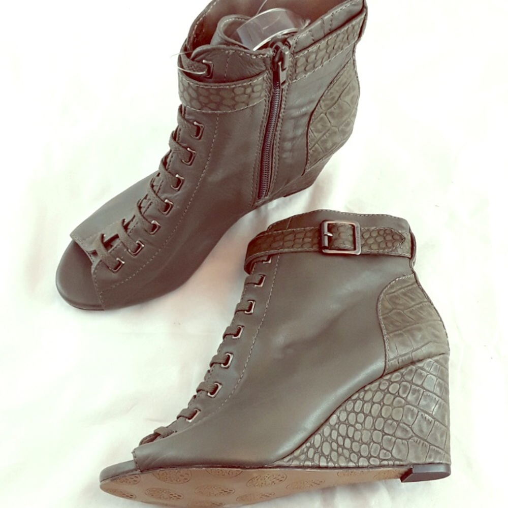 SOLD | Vince Camuto, Booties